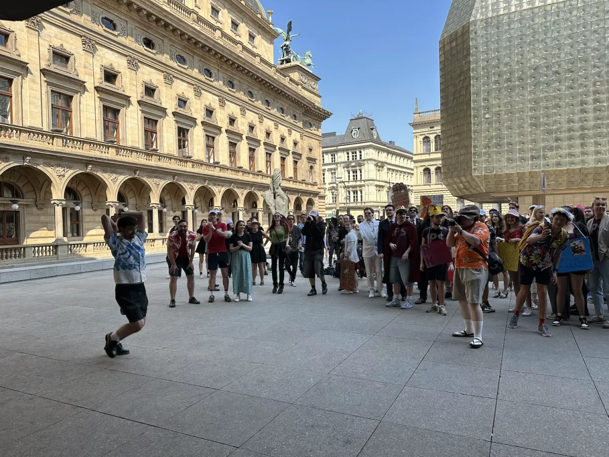 FOTOGALERIE: Hod obří sirkou a pivo na ex. Pochodem Prahou začal Studentský majáles