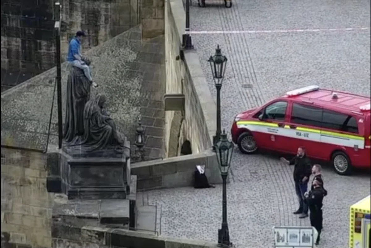Muž na soše seděl dvě hodiny.