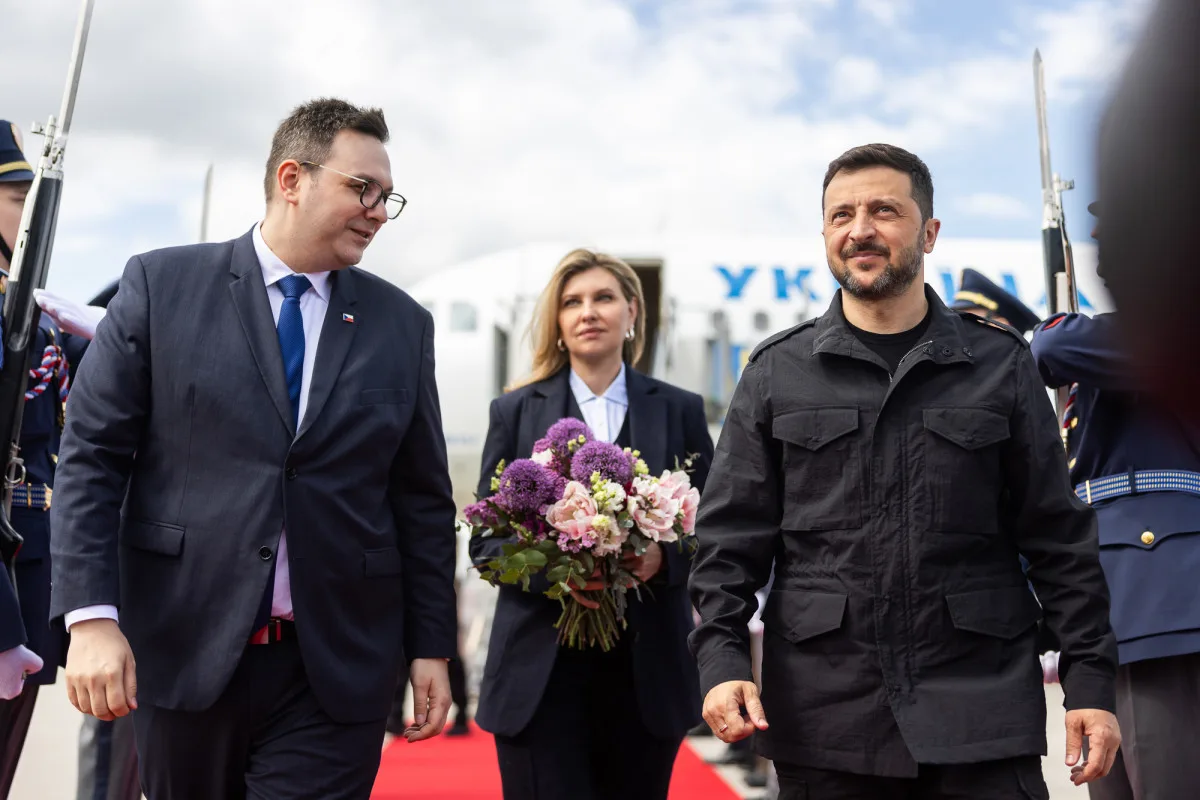 Do Prahy přiletěl ukrajinský prezident Zelenský se ženou, na Hradě ho přijme Pavel