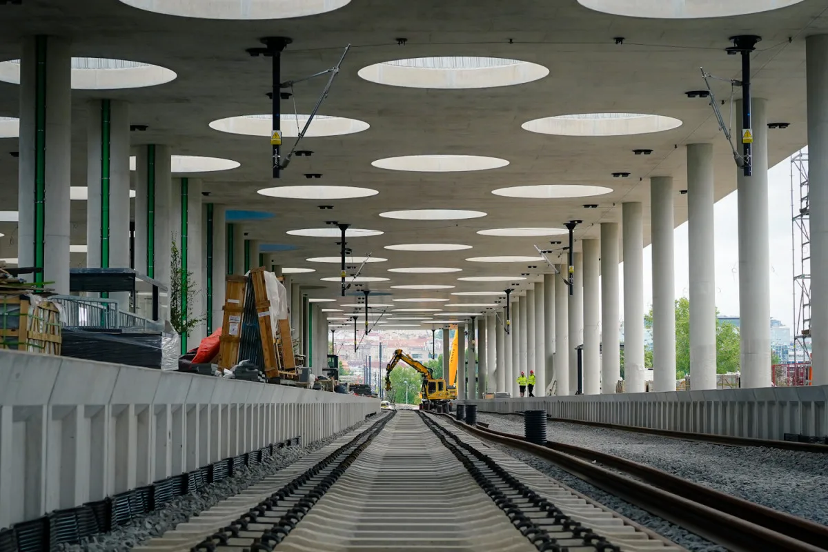 FOTOGALERIE: Trať mezi Bubny a Výstavištěm bude v provozu v srpnu, stanice dokončují