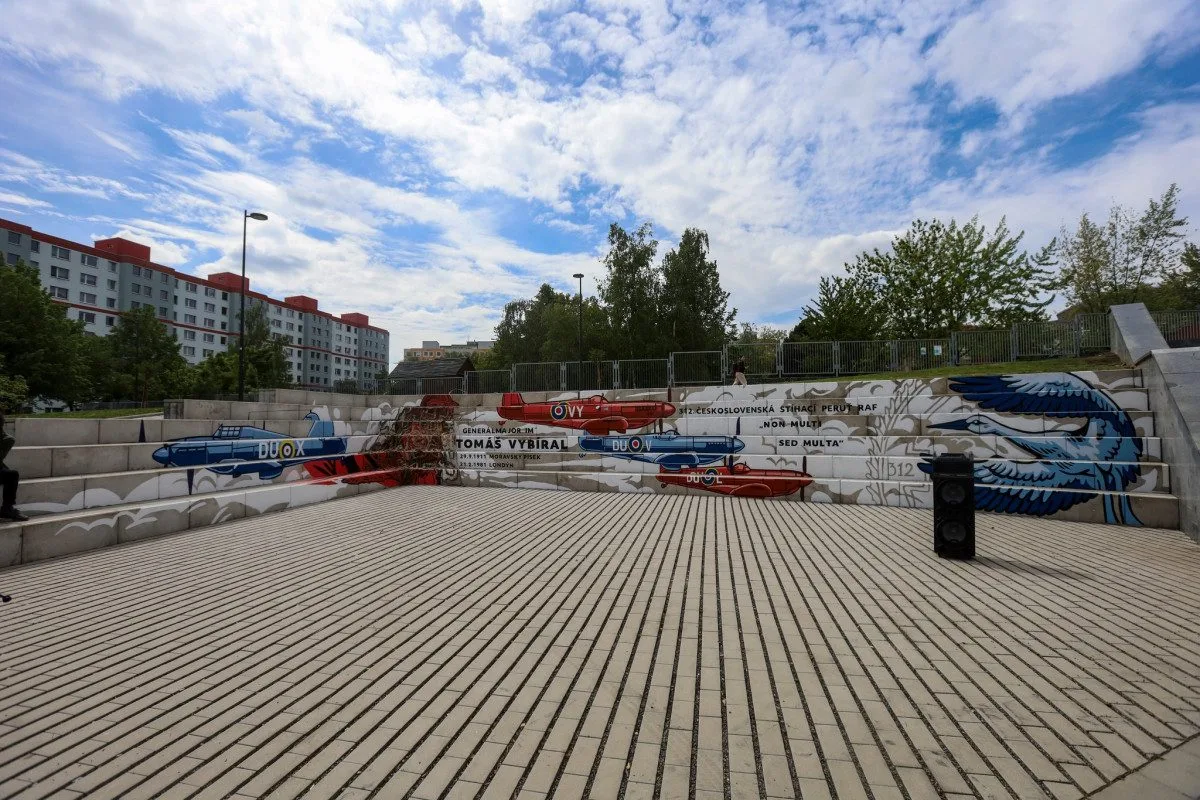 Na Černém Mostě je nový mural, je věnován letci Vybíralovi