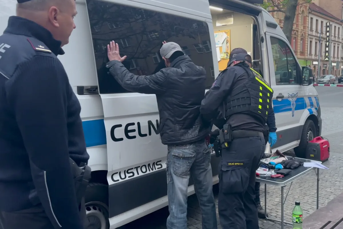 Policisté provedli zátah na Andělu a Karlově náměstí, zkontrolovali dvě stě lidí