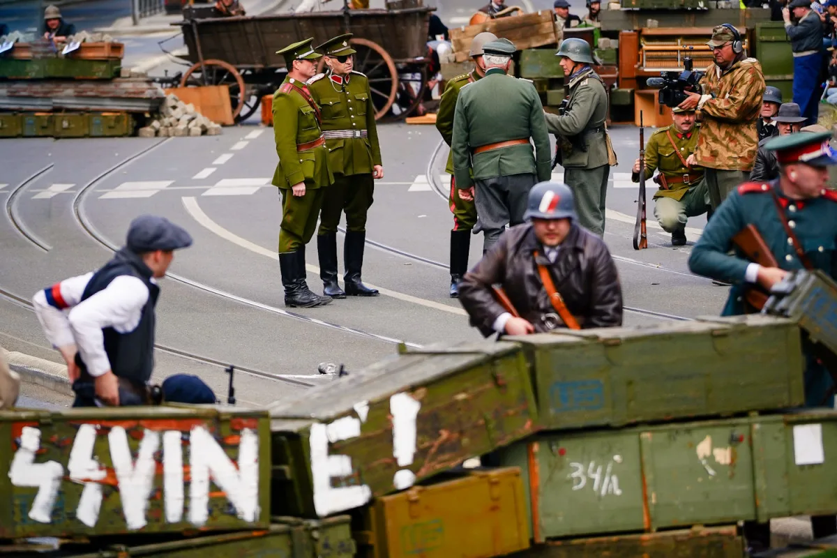 FOTOGALERIE: Tanky i plamenomety. Do ulic Prahy se v rekonstrukci vrátily boje z konce války