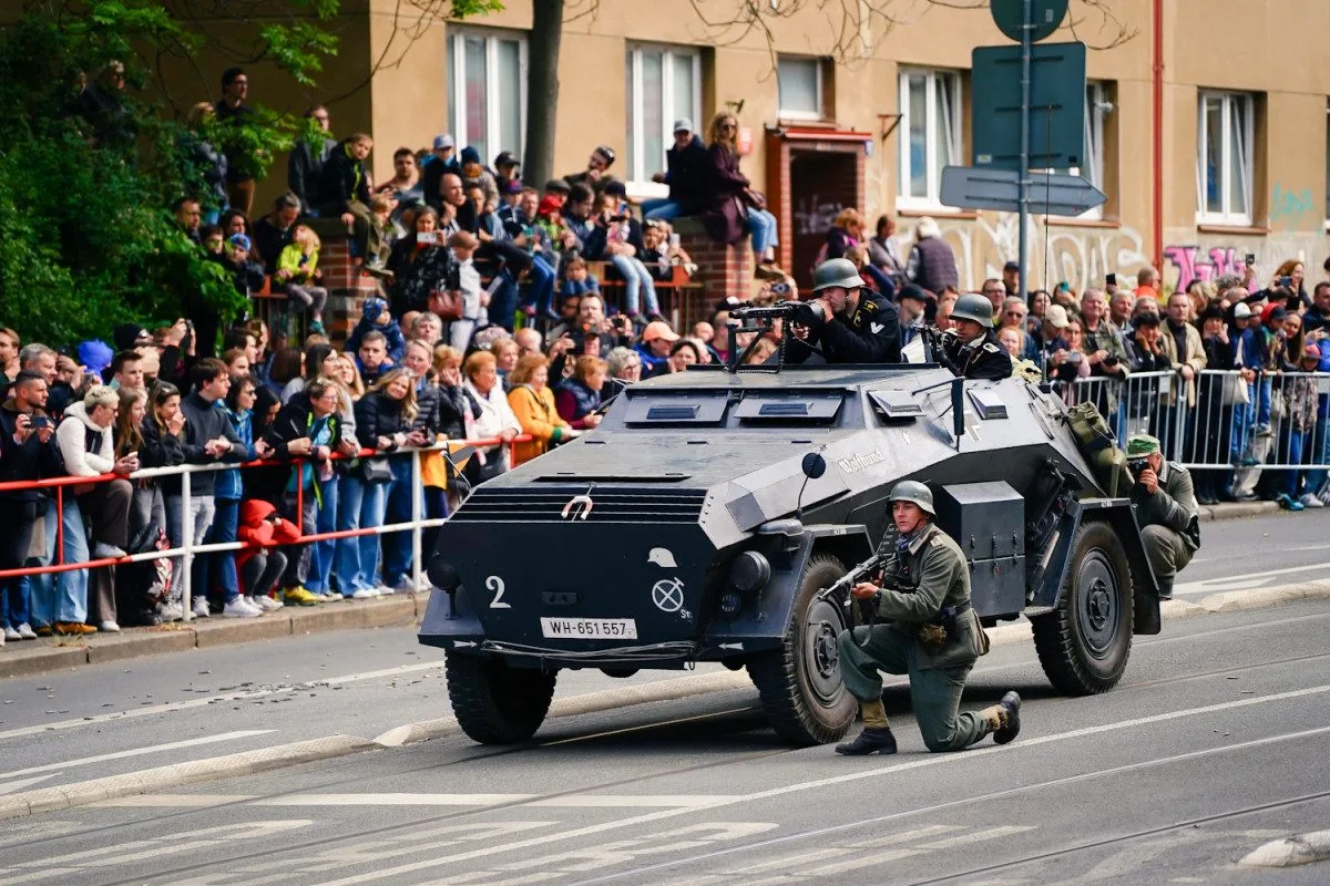 FOTOGALERIE: Tanky i plamenomety. Do ulic Prahy se v rekonstrukci vrátily boje z konce války