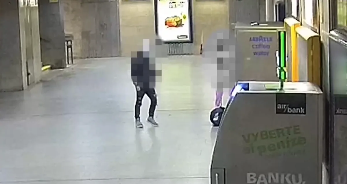 VIDEO: Mladý výtržník rozbil teleskopickým obuškem nápojový automat. Při zadržení u něj strážníci našli nůž