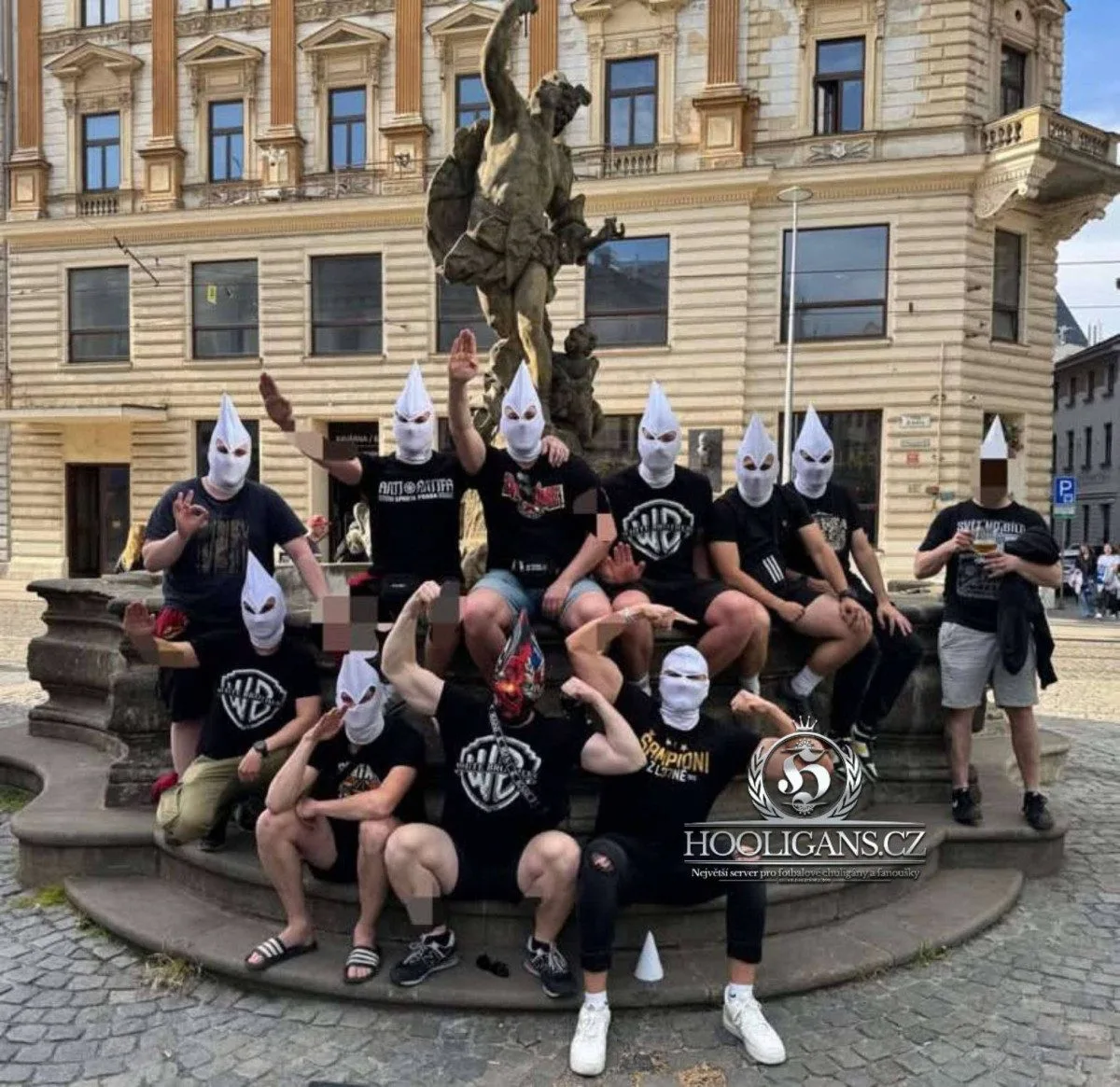 Parta se v kuklách vyfotila u kašny.