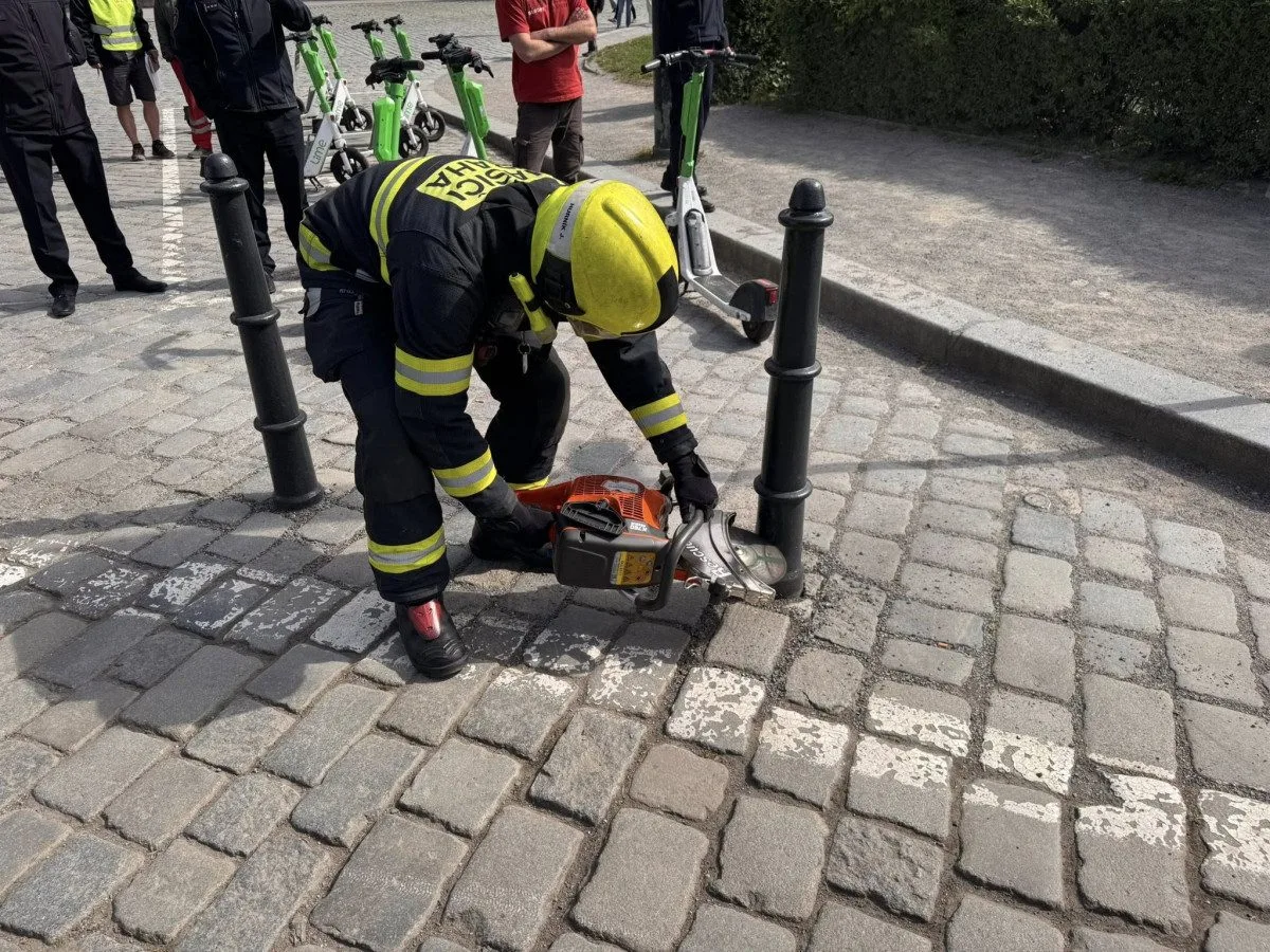 Hasiči řešili v Praze 1 sloupky jako překážku, v případě nutnosti je odstraní násilně