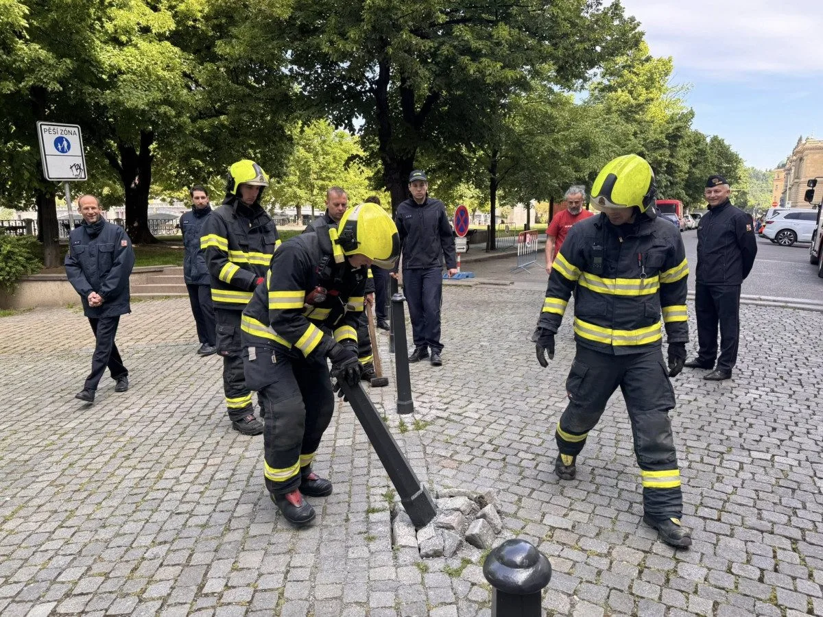 Hasiči řešili v Praze 1 sloupky jako překážku, v případě nutnosti je odstraní násilně