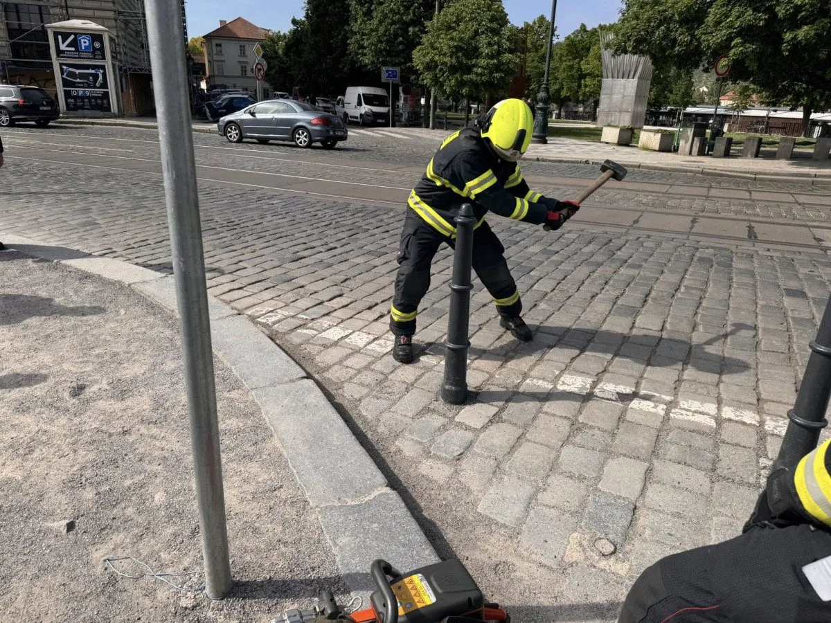 Hasiči řešili v Praze 1 sloupky jako překážku, v případě nutnosti je odstraní násilně