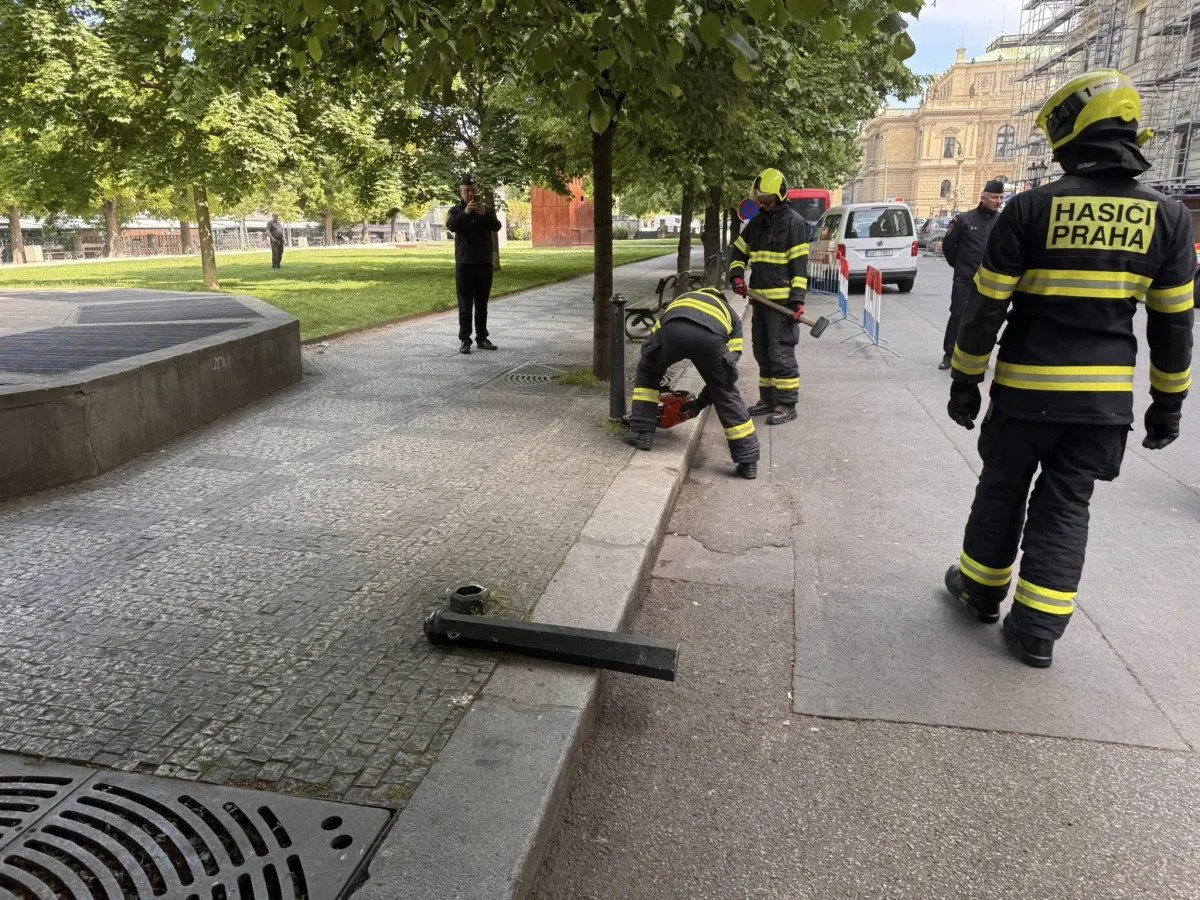 Hasiči řešili v Praze 1 sloupky jako překážku, v případě nutnosti je odstraní násilně