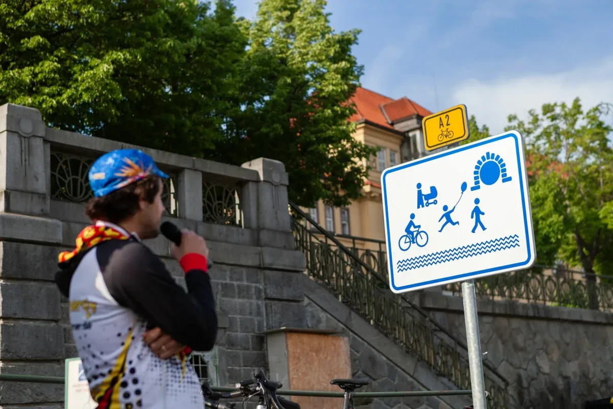 Cedule odstranili dřív.