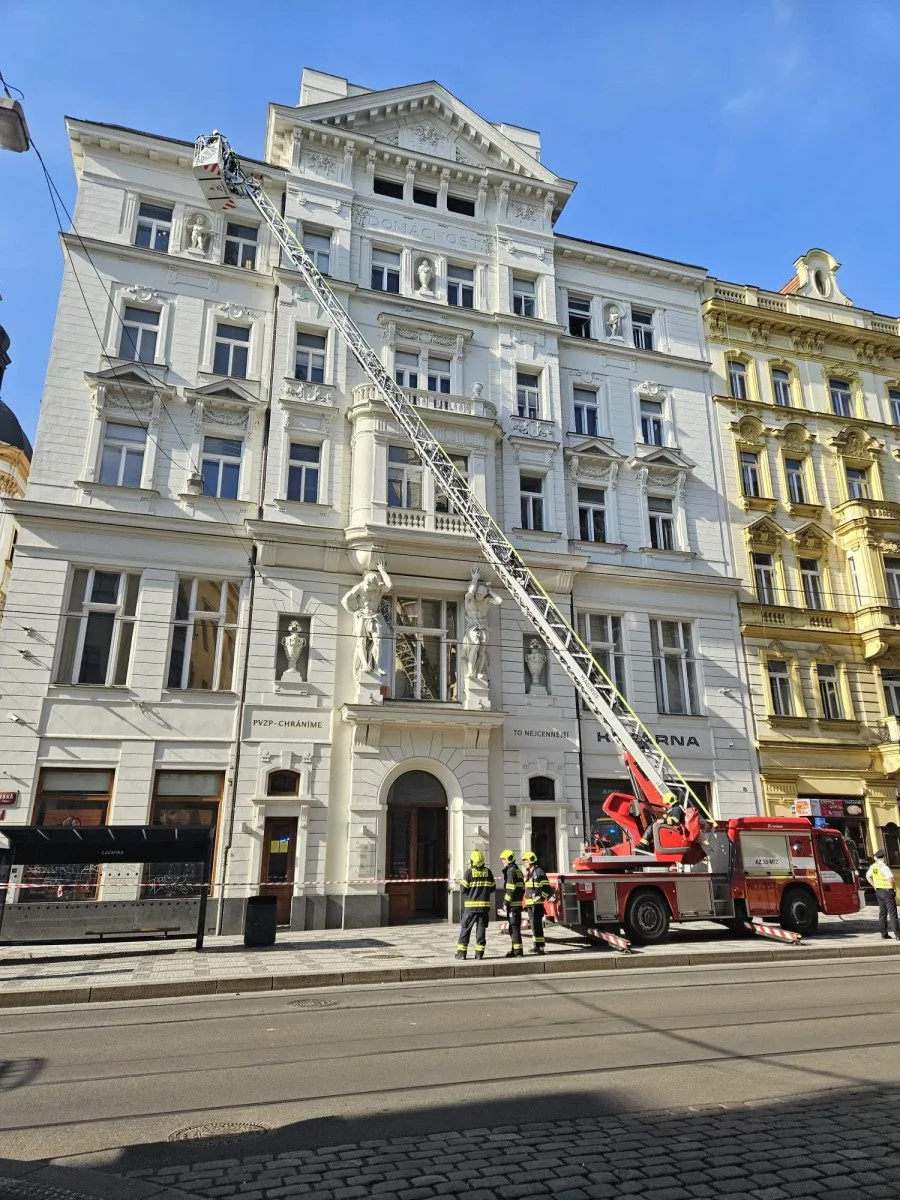 U domu, kde zemřel člověk, opět zasahují hasiči