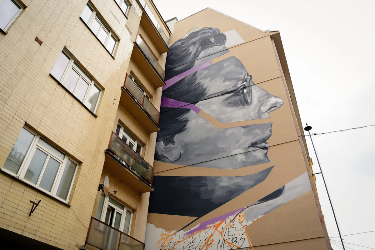 FOTOGALERIE: V Holešovicích tvoří Toy Box nový mural, připomene Miladu Horákovou