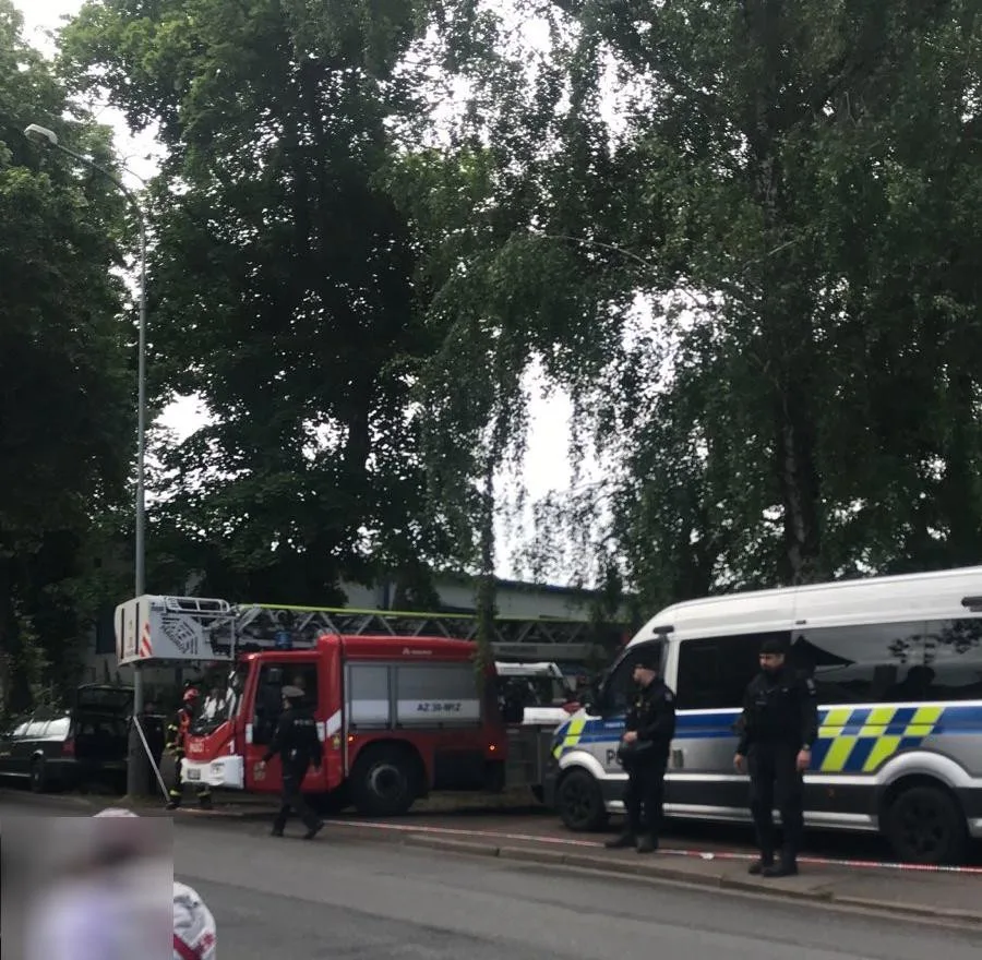 Squatteři už jsou na střeše domu v Dejvicích třetí den, vyjednává s nimi policie