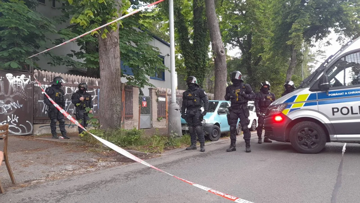 Squatteři už jsou na střeše domu v Dejvicích třetí den, vyjednává s nimi policie