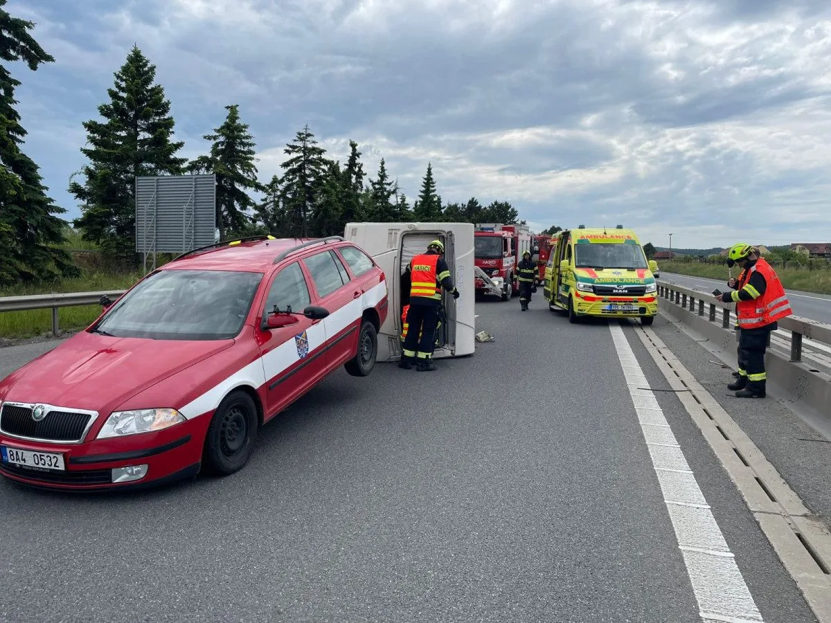 Starosta Řeporyjí měl nehodu na D4, karavan se mu převrátil na bok.