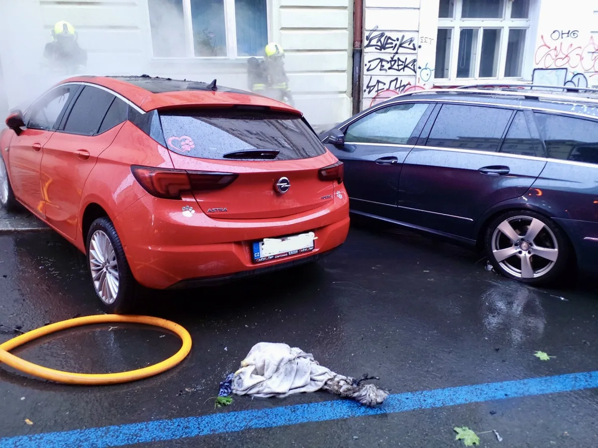 Muž vyhodil hořící předměty na auta.