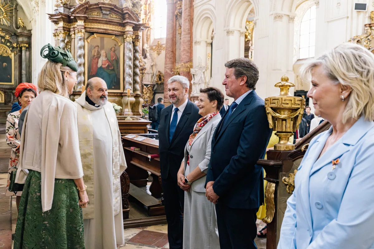 VIDEO: Nizozemská královna předala v Praze zvon ze zbytků zbraní z války na Ukrajině