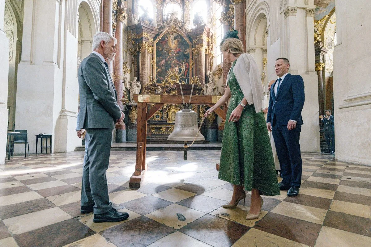 VIDEO: Nizozemská královna předala v Praze zvon ze zbytků zbraní z války na Ukrajině