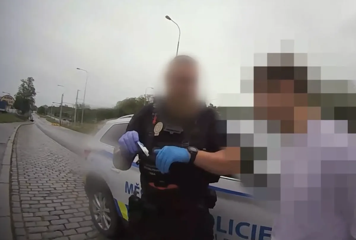 VIDEO: Zákaz řízení, drogy za volantem. Problémové řidiče v Praze řeší každý den