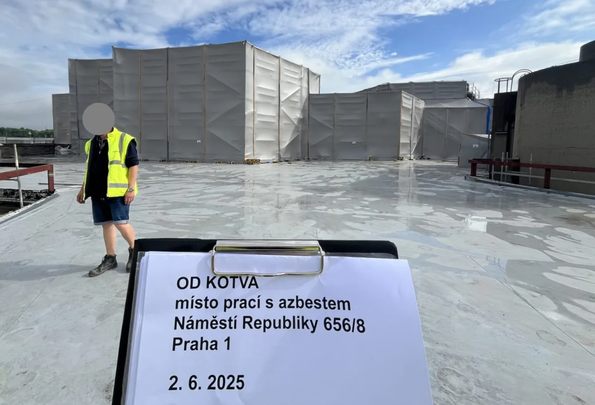 Na odstraňování azbestu při rekonstrukci Kotvy dohlížejí hygienici.