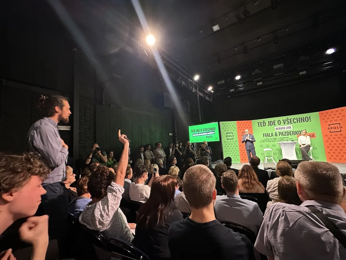 Fialovu debatu narušovali v Praze seniorky s píšťalkami a odpůrci Izraele.