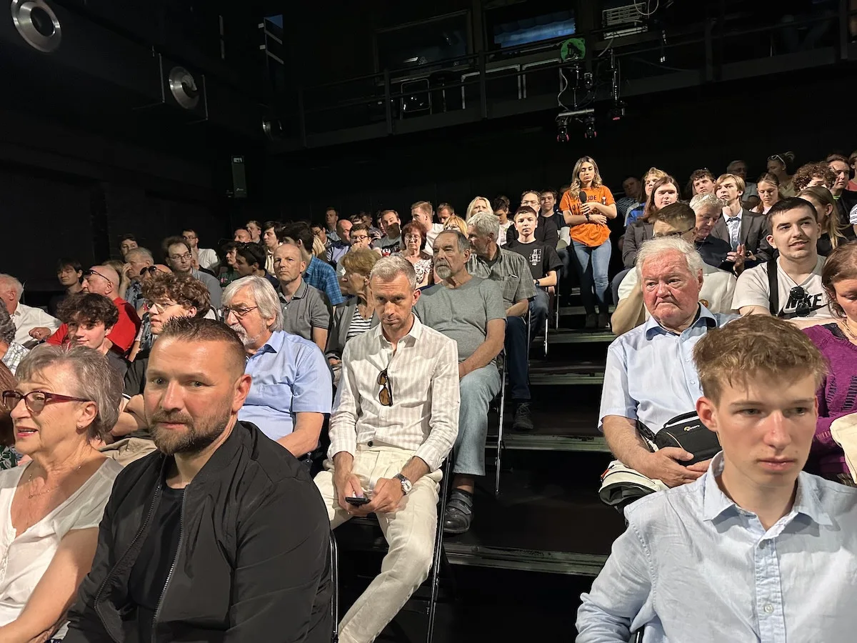 VIDEO: Fialovu debatu narušovali v Praze seniorky s píšťalkami a odpůrci Izraele