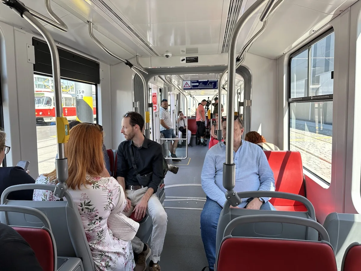 VIDEO: Nová tramvaj pro Prahu vozí první cestující, zkušební provoz potrvá tři měsíce