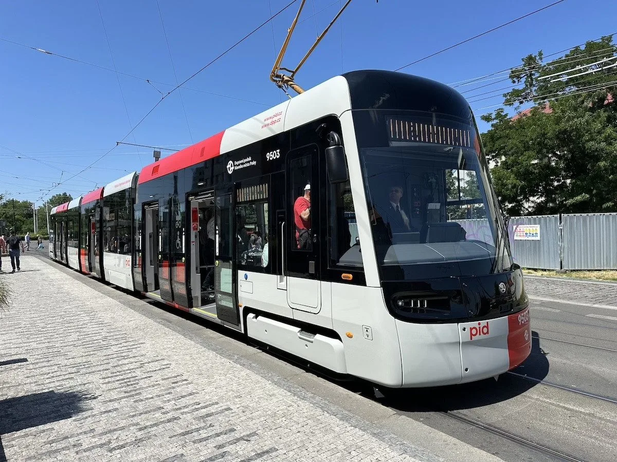 VIDEO: Nová tramvaj pro Prahu vozí první cestující, zkušební provoz potrvá tři měsíce