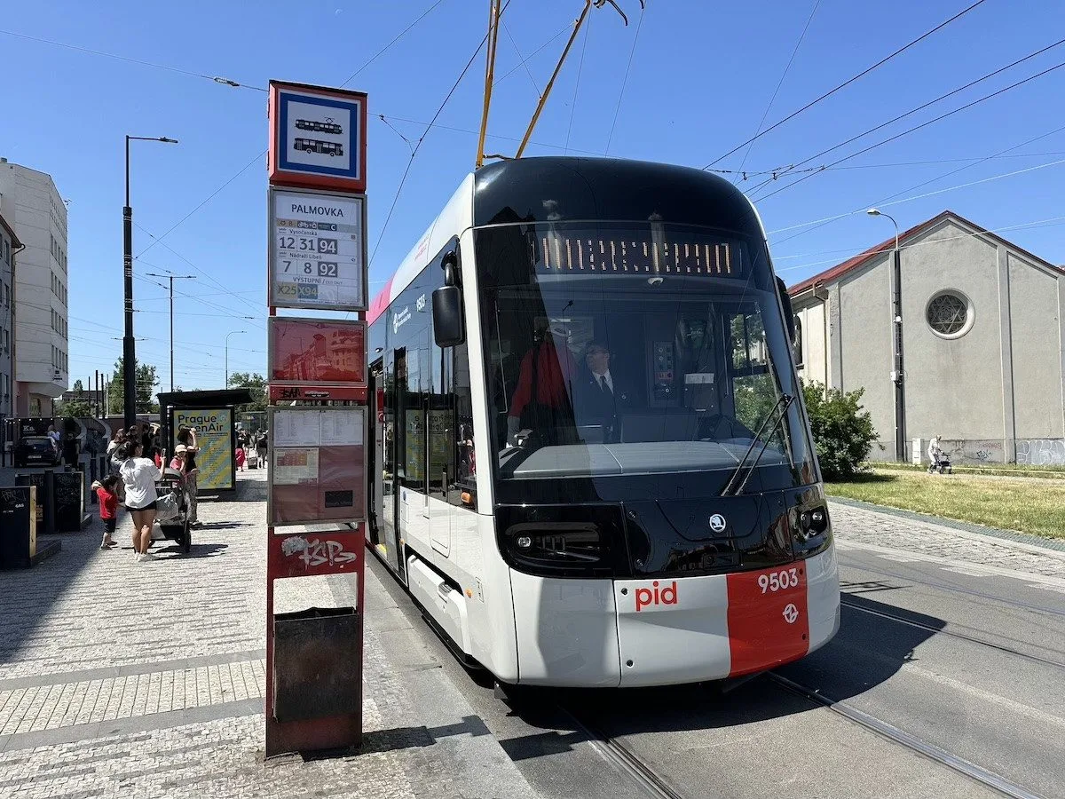 VIDEO: Nová tramvaj pro Prahu vozí první cestující, zkušební provoz potrvá tři měsíce