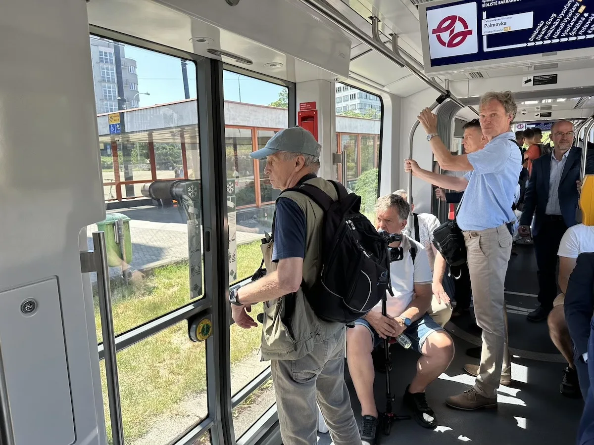 VIDEO: Nová tramvaj pro Prahu vozí první cestující, zkušební provoz potrvá tři měsíce