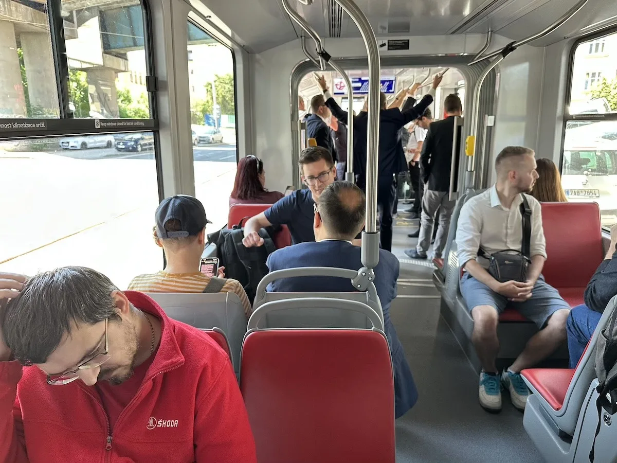 VIDEO: Nová tramvaj pro Prahu vozí první cestující, zkušební provoz potrvá tři měsíce