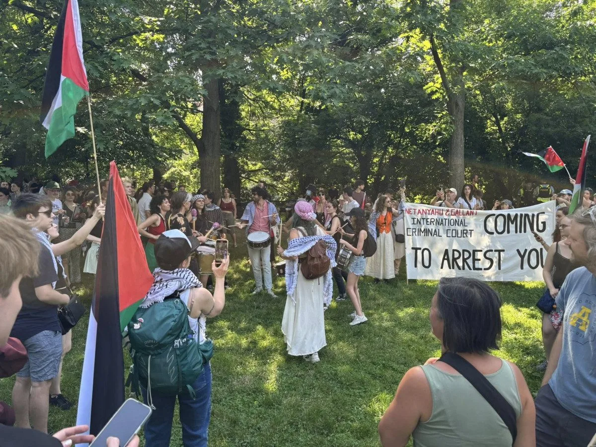 Asi tři stovky lidí se zapojily do průvodu na podporu Palestiny a proti Izraeli