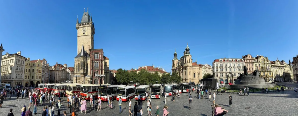Slavnostní průvod připomněl sto let autobusové dopravy v Praze