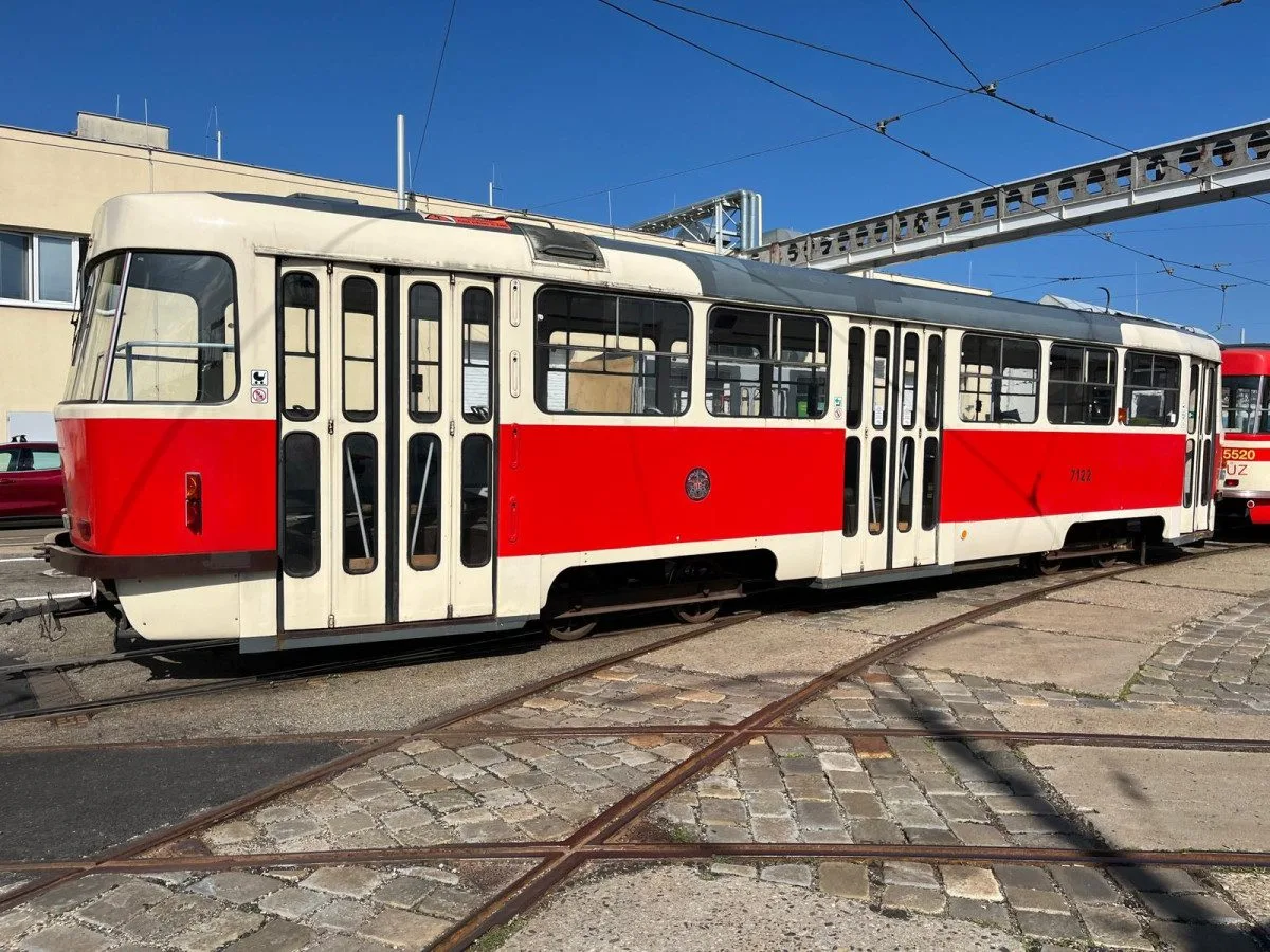 VIDEO: V dílnách brněnského dopravce opraví šest pražských retro tramvají