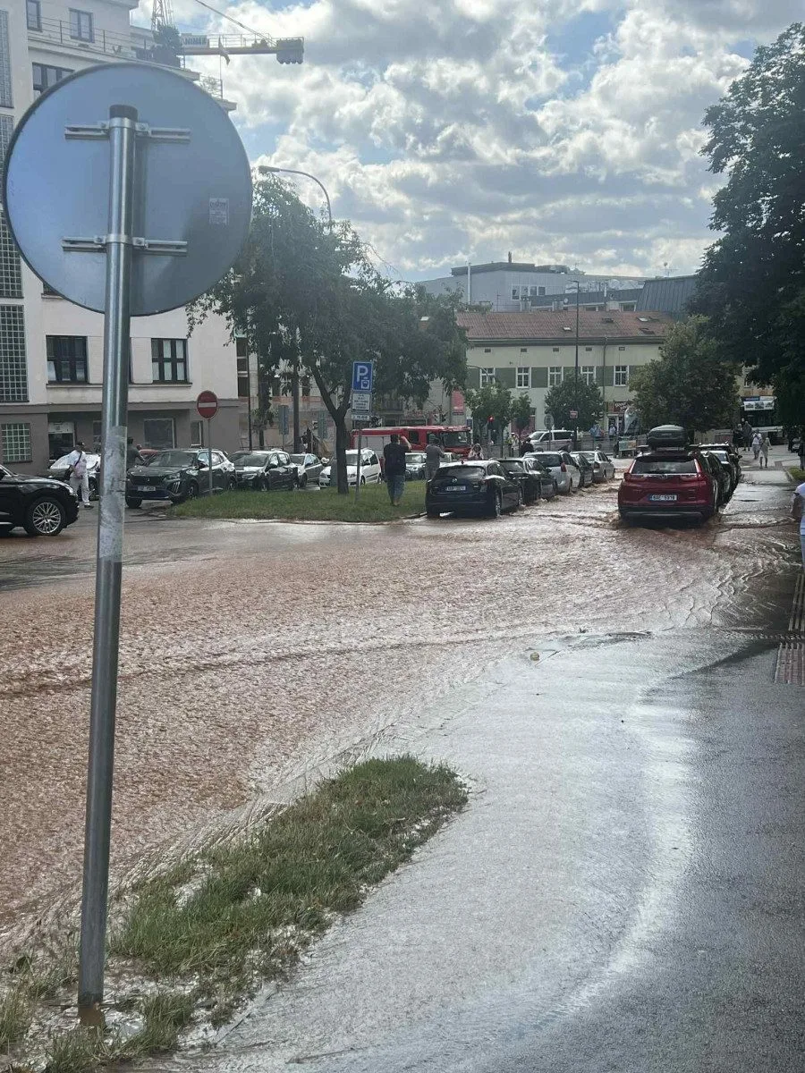 V Libni prasklo potrubí, voda zaplavila okolí