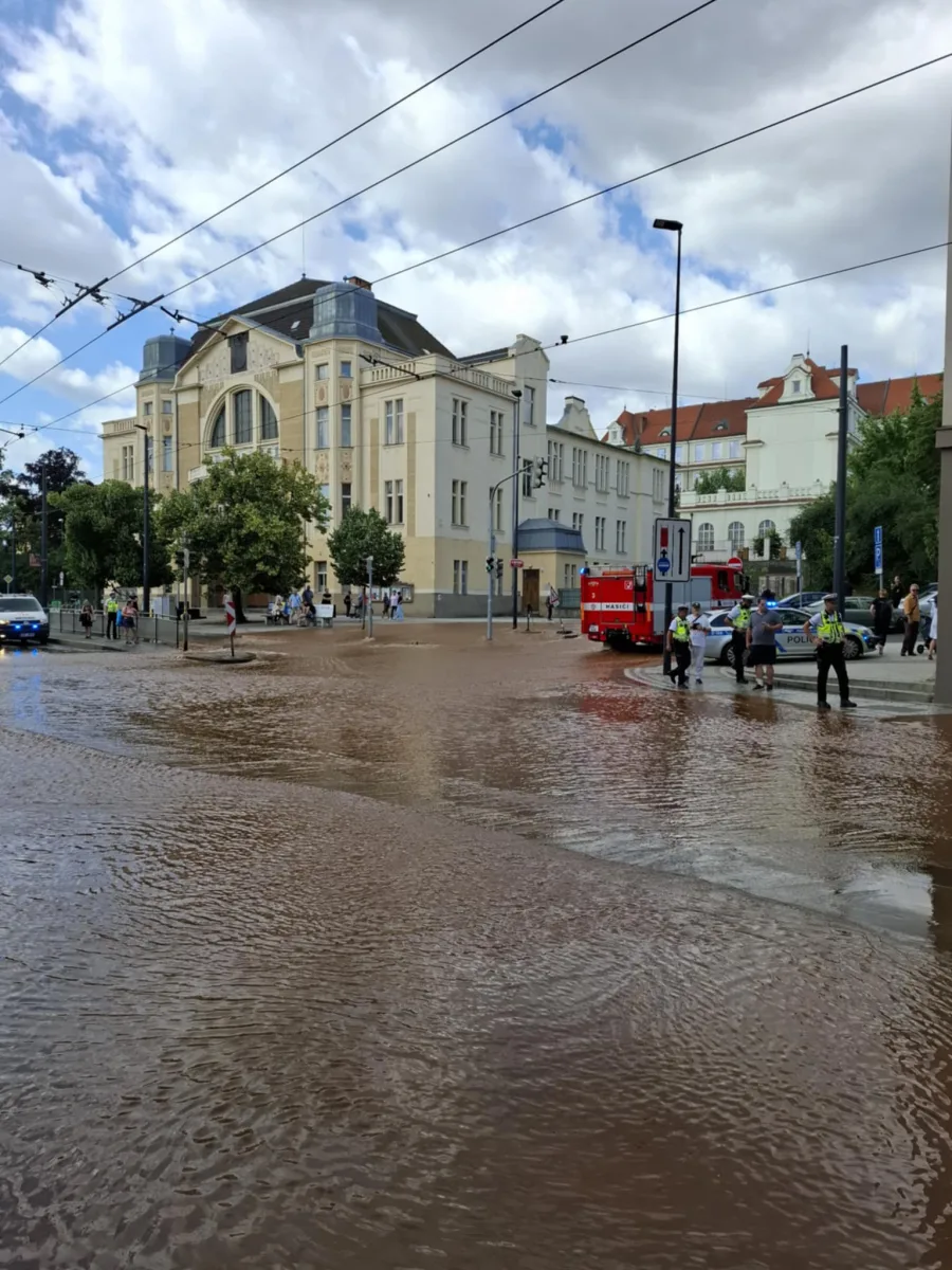 V Libni prasklo potrubí, voda zaplavila okolí