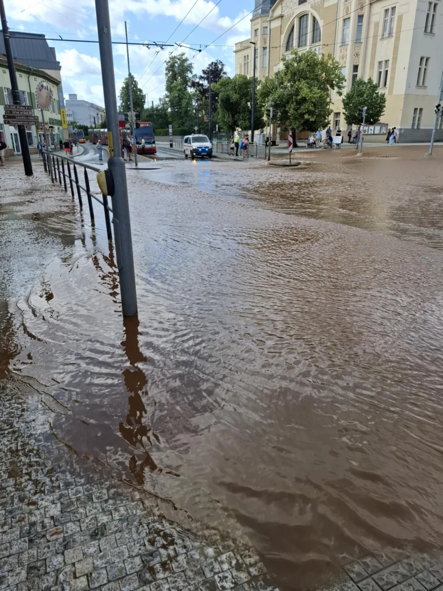 V Libni prasklo potrubí, voda zaplavila okolí