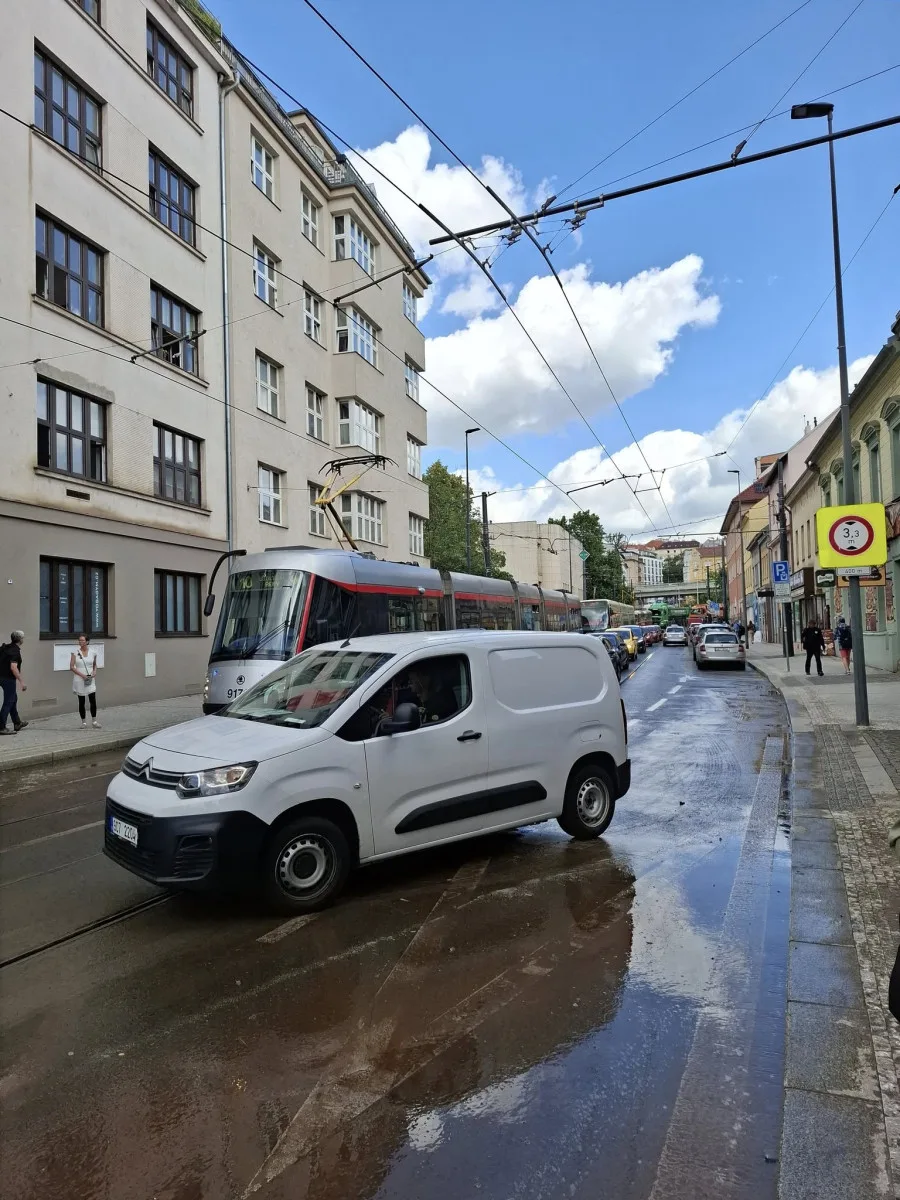 V Libni prasklo potrubí, voda zaplavila okolí