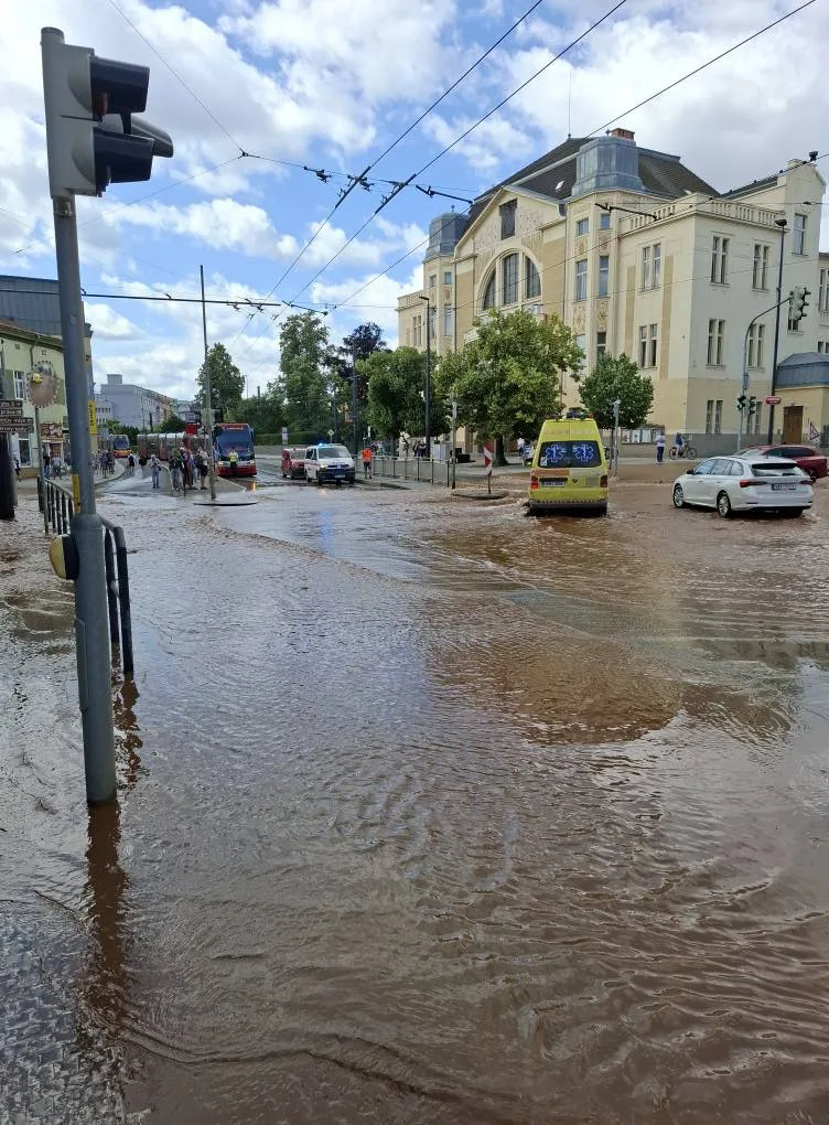 V Libni prasklo potrubí, voda zaplavila okolí