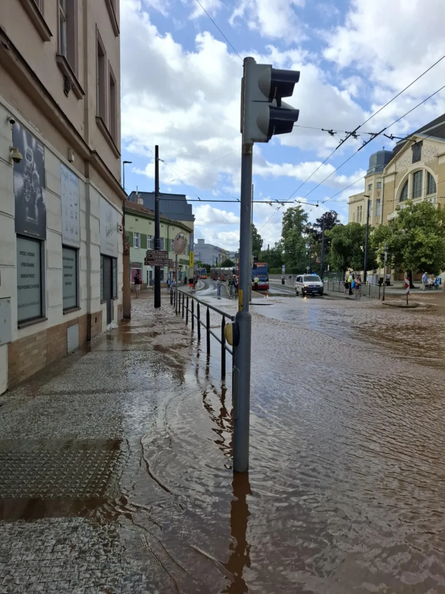 V Libni prasklo potrubí, voda zaplavila okolí
