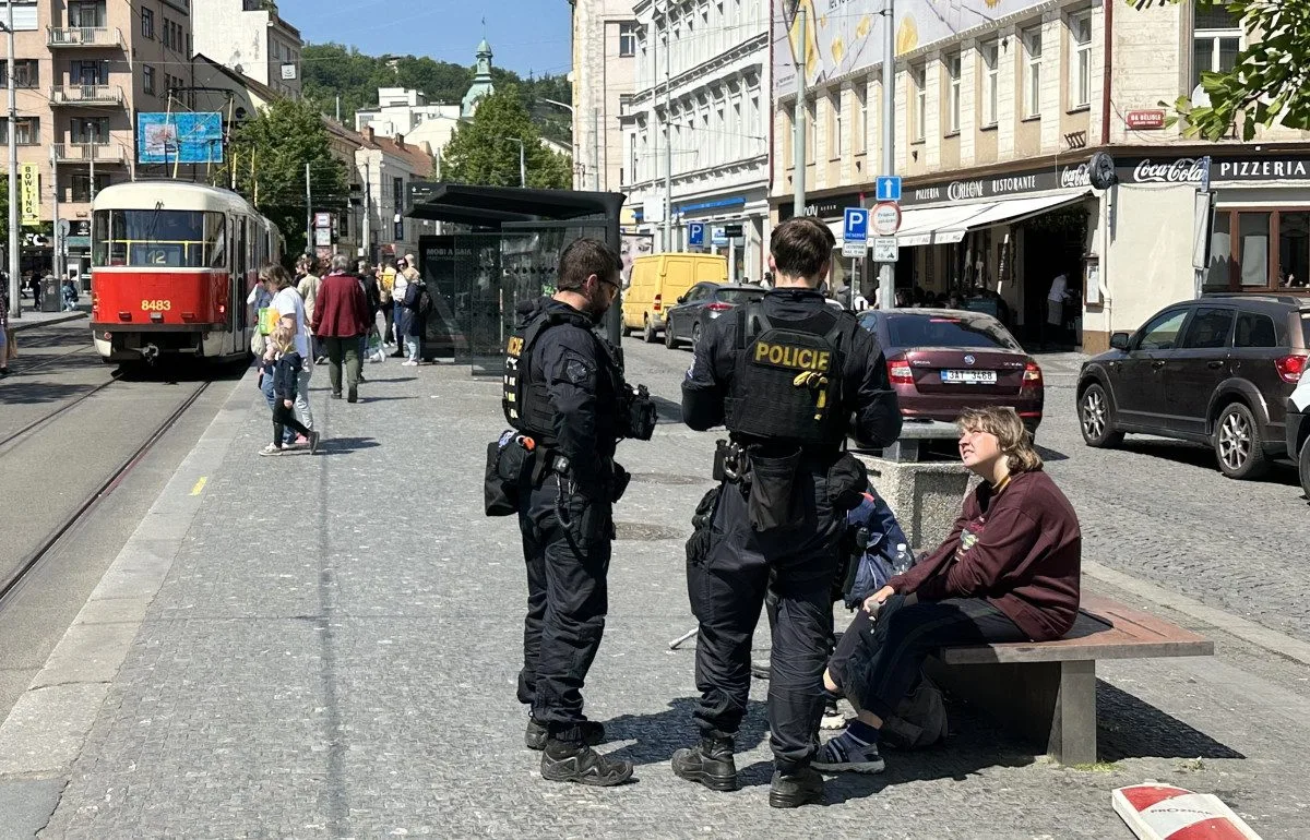 Policisté hlídkují na Andělu ve dne i v noci.