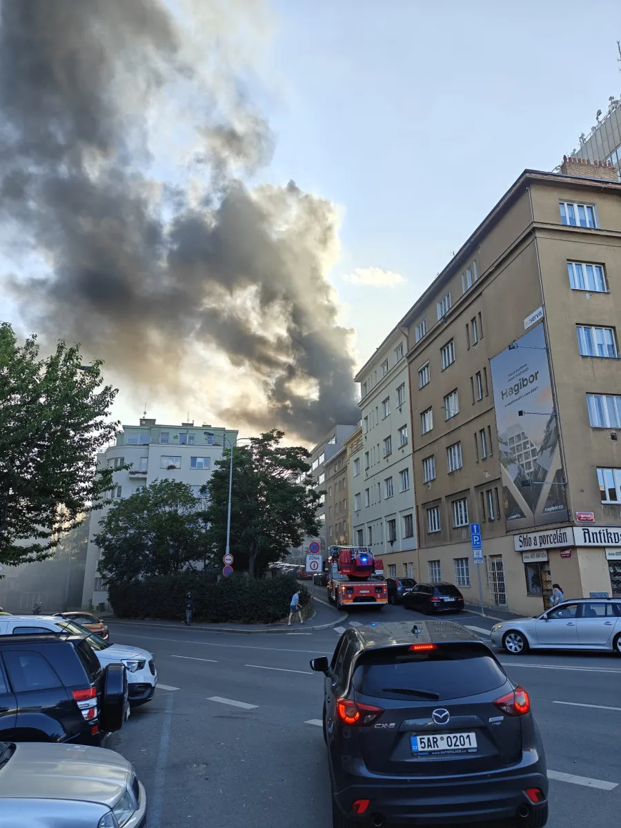 Ve Vinohradské hoří výšková budova.