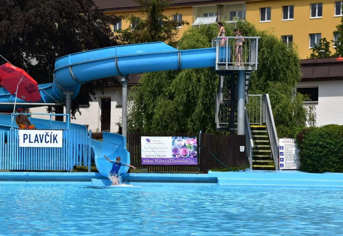 PŘEHLED: Venkovní bazény jedou naplno. Kde se vykoupat a jaké je vstupné?