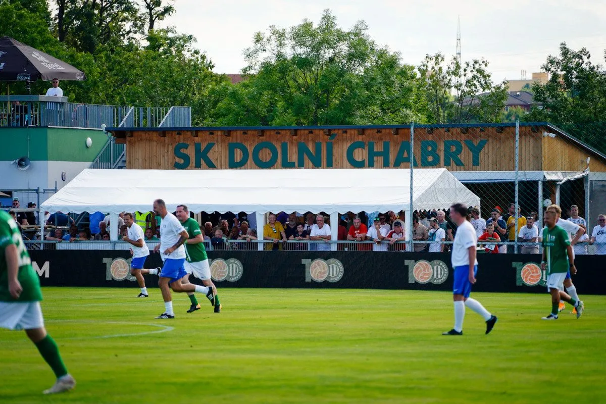 FOTO: Nedvěd, Fowler, Poborský. Dolní Chabry oslavily sto let fotbalu ve velkém stylu