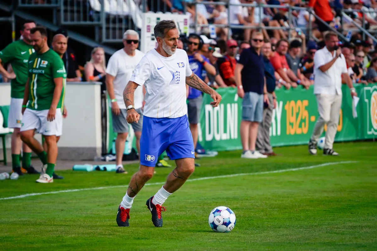 FOTO: Nedvěd, Fowler, Poborský. Dolní Chabry oslavily sto let fotbalu ve velkém stylu