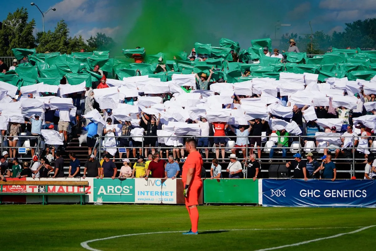 FOTO: Nedvěd, Fowler, Poborský. Dolní Chabry oslavily sto let fotbalu ve velkém stylu