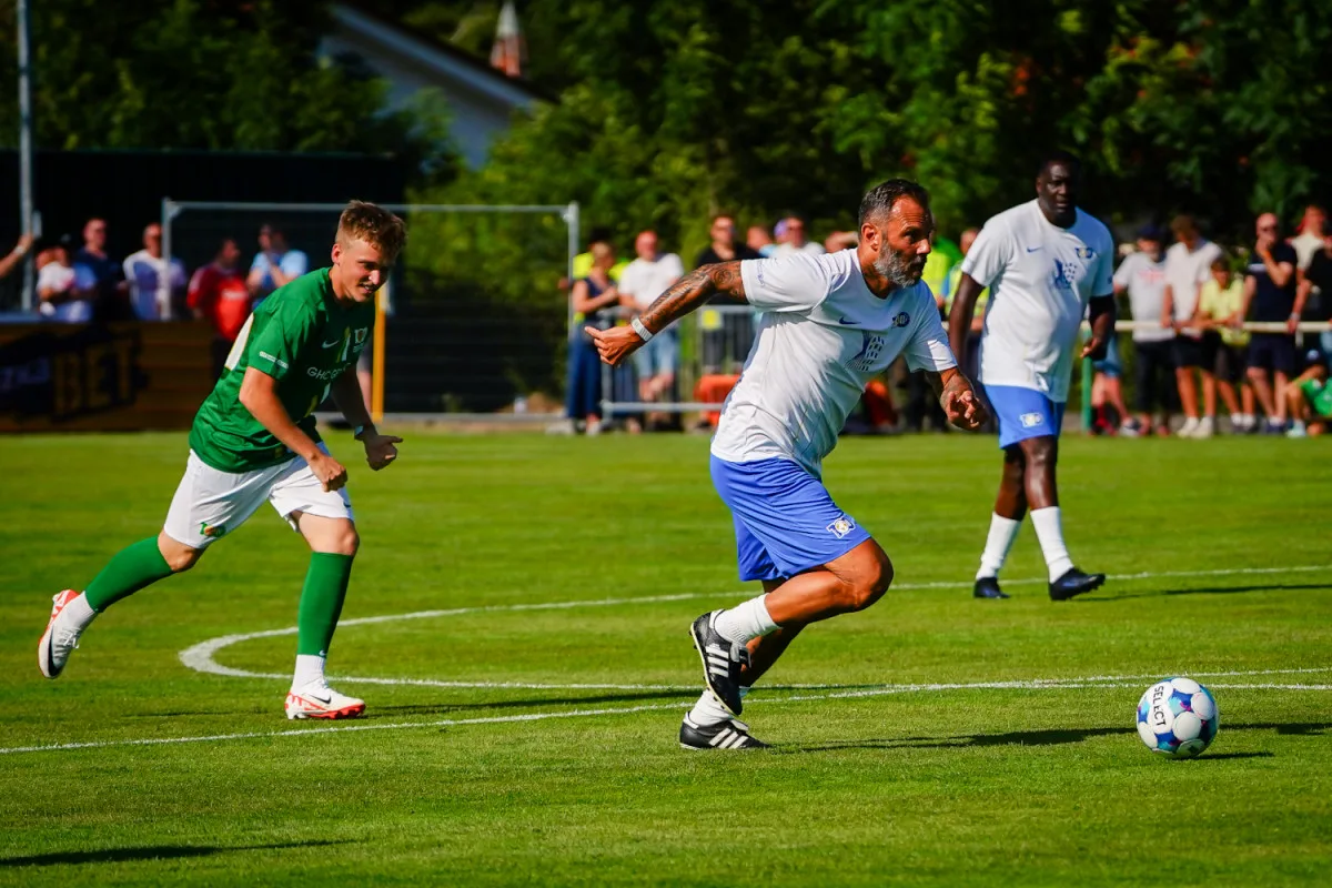FOTO: Nedvěd, Fowler, Poborský. Dolní Chabry oslavily sto let fotbalu ve velkém stylu