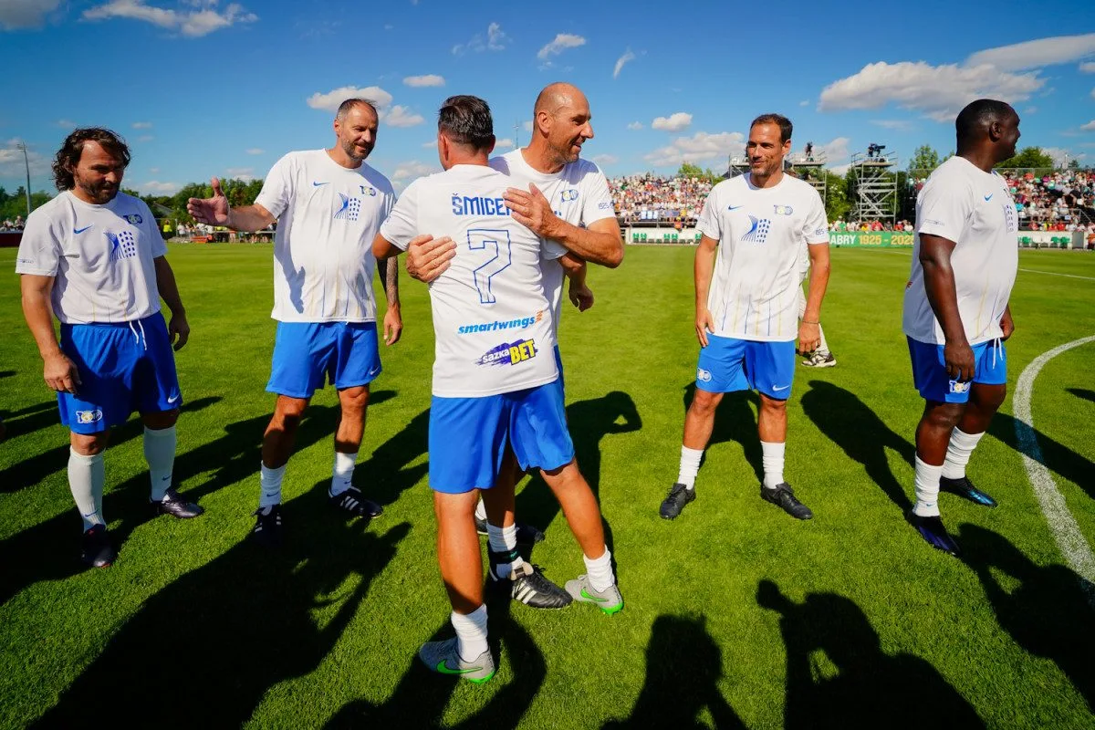 FOTO: Nedvěd, Fowler, Poborský. Dolní Chabry oslavily sto let fotbalu ve velkém stylu