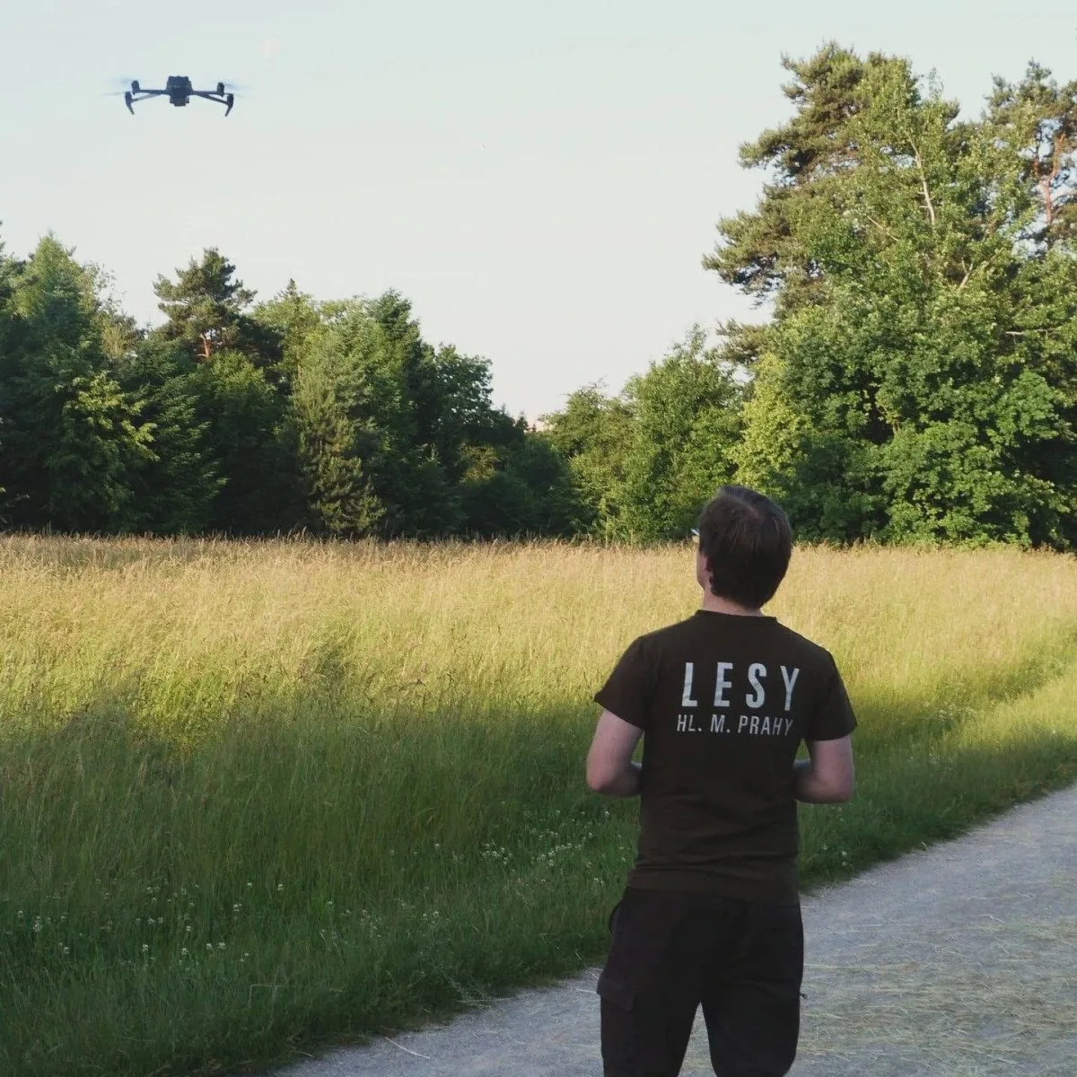 Záchranná stanice dostává seno z pražských luk. Kvůli srnčatům je kontrolují dronem